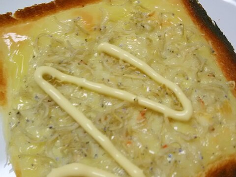 おつまみに。さくさくしらすトースト